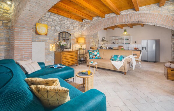 TV, fireplace - Amazing home in Puntera with WiFi (Puntera)