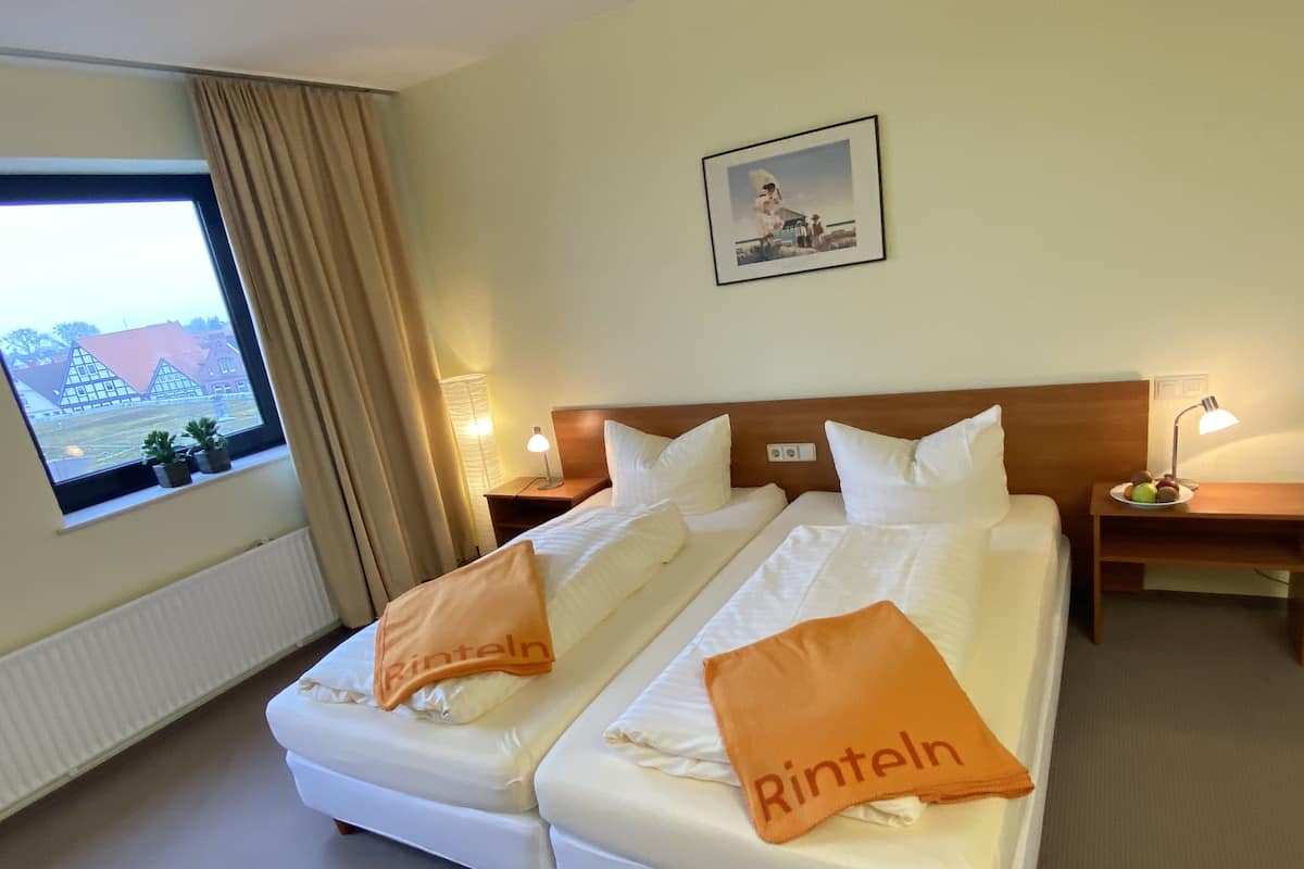 Eenvoudige tweepersoonskamer, uitzicht op rivier | Gratis wifi, beddengoed