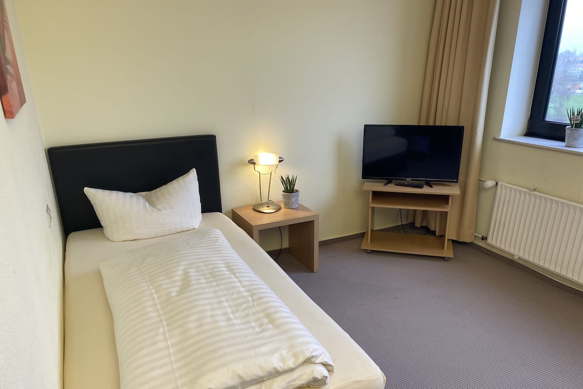 Eenvoudige eenpersoonskamer, 1 eenpersoonsbed, uitzicht op rivier | Gratis wifi, beddengoed