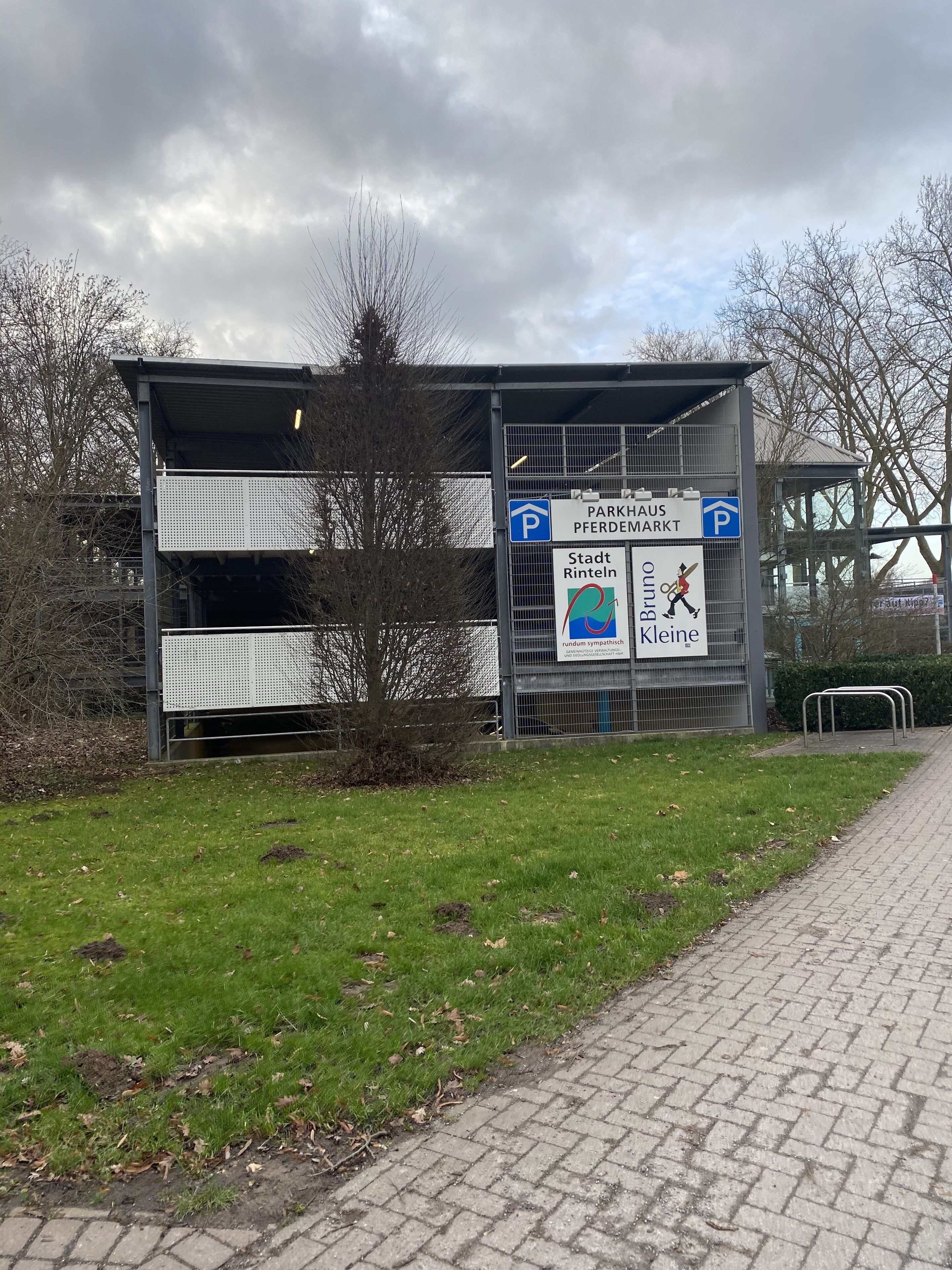 Un estacionamiento con un cartel que indica 'Parkhaus Pfaffenmarkt' y 'Stadt Rinteln'.