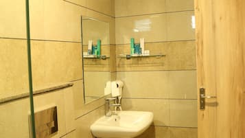 Standard Room | Bathroom | Shower, towels