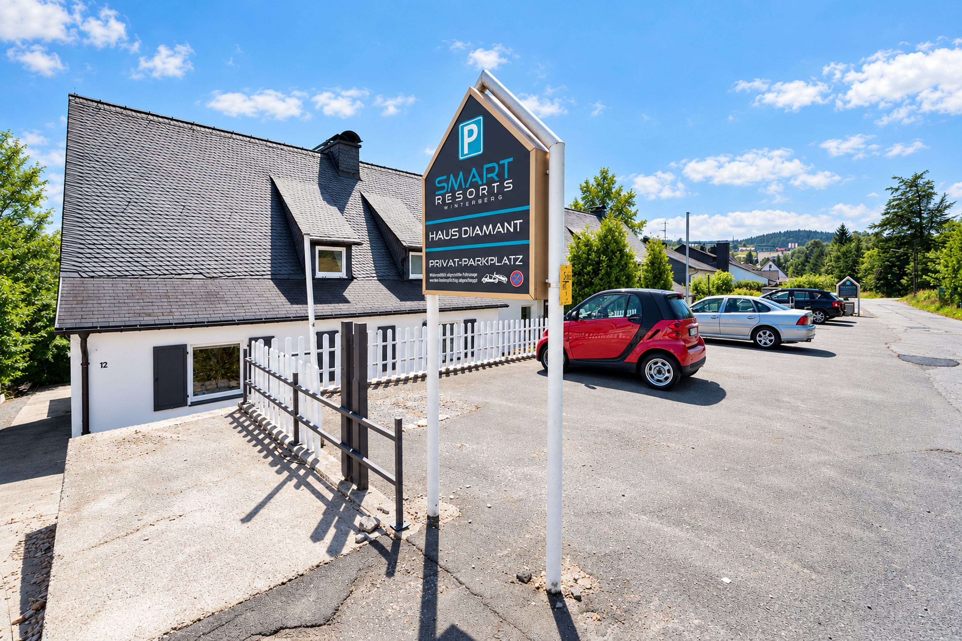 Een hotelschilt met 'SMART RESORT WINTERBERG' en 'HAUS DIAMANT', dat een privé parkeerplaats aangeeft.