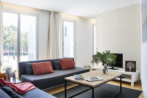 TV - Amazing 2 bedrooms front of the Beach (Barcelona)