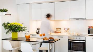 Een koelkast, een magnetron, een oven, een kookplaat
