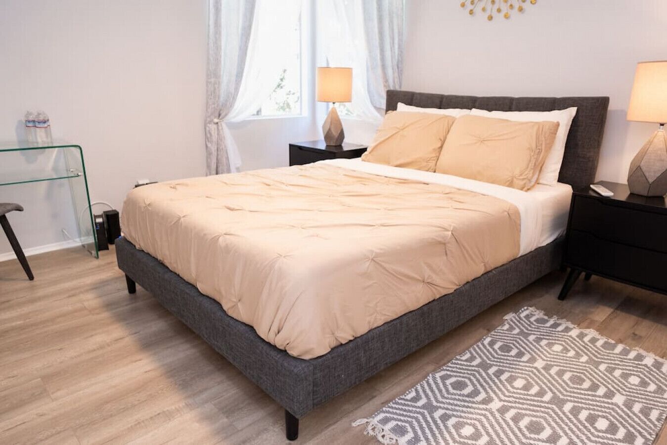 1 室のベッドルーム、デスク、アイロン / アイロン台、WiFi (無料)