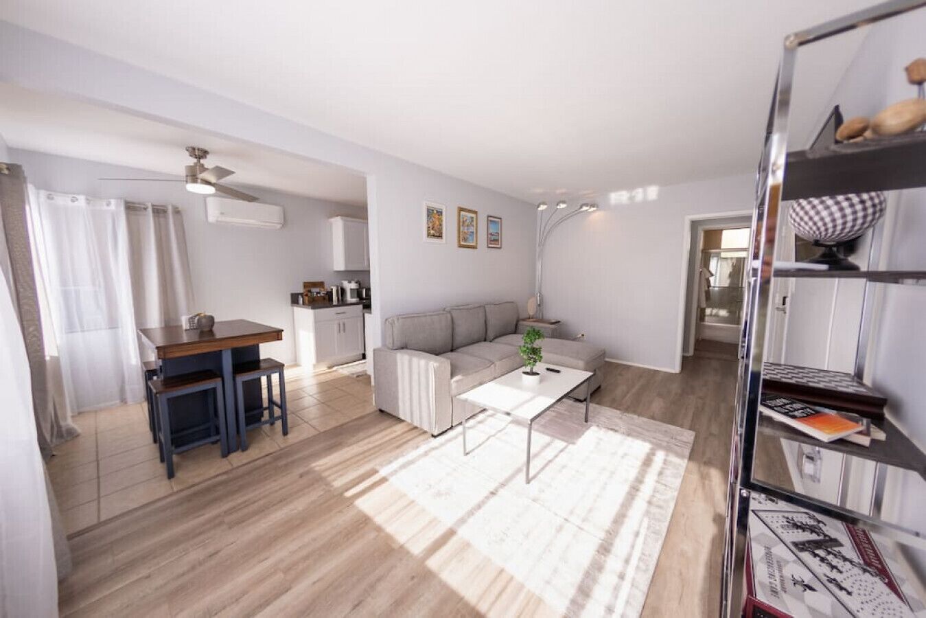 スマートテレビ、テーブルサッカー台、書庫