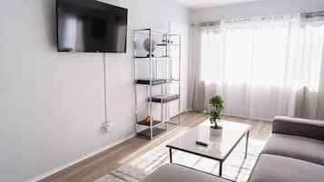 TV connectée, baby-foot, livres