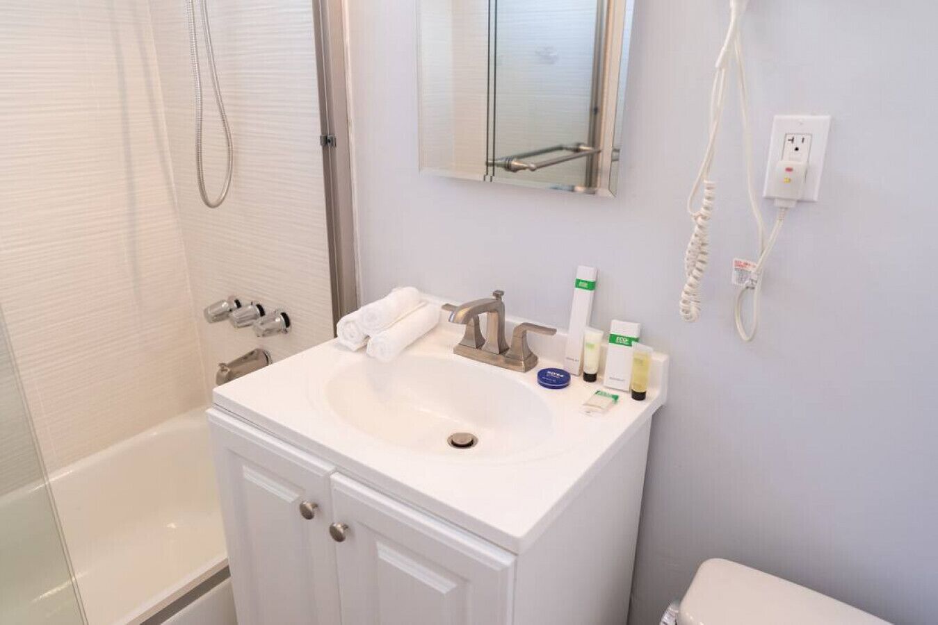 ヘアドライヤー、タオル、石鹸、シャンプー