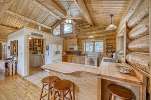 Fridge, microwave, oven, stovetop - Inviting and Relaxing-Cliffs and Streams! (Nathrop)