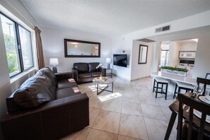 Huoneisto, 1 makuuhuone | Oleskelualue | Televisio, takka