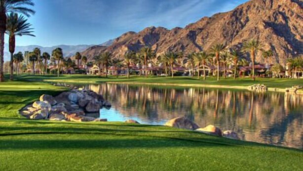 A golf course with a pond, palm trees, and mountains in the background. - 220 Fully Furnished with WiFi by RedAwning (Scottsdale)