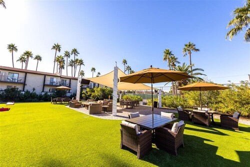 139 Fully Furnished, amenities galore! by RedAwning