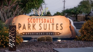 Une enseigne indiquant « Scottsdale Park Suites », précisant qu’il s’agit d’un immeuble d’appartements.