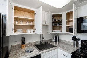 Apartament, 1 dormitori | Cuina privada | Frigorífic, forn, placa de cuina i cafetera i tetera 