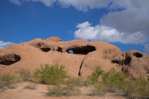 Une grande formation rocheuse dotée d’une ouverture circulaire bleue.
