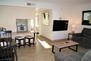 Appartement, 1 slaapkamer | Woonruimte | Televisie en een open haard