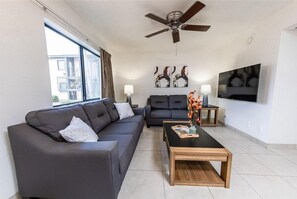 Apartamento, 1 habitación | Zona de estar | Una televisión, una chimenea