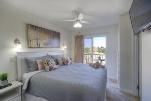 1 bedroom, free WiFi - Scottsdale's premium short term getaway, Fully furnished 1 bedroom homes, FREE Golf, cable, utilities, Wi-Fi, parking, pool, and bike trails- Unit 112 by RedAwning (Scottsdale)
