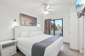 1 bedroom, free WiFi - 245 Fully Furnished 1BR Suite-Pet Friendly! by RedAwning (Scottsdale)