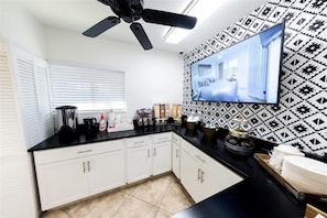 Apartment, 1 Bedroom | Private kitchen | Fridge, oven, stovetop, coffee/tea maker