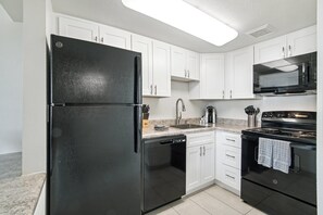 Appartement, 1 chambre | Cuisine privée | Réfrigérateur, un four, cafetière-théière, grille-pain