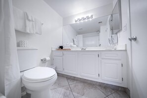 Apartment, 1 Bedroom | Bathroom