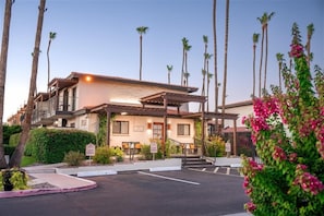 Guests can enjoy a peaceful stay in this Mediterranean-style hotel, surrounded by a beautifully maintained garden and offering a convenient parking area.