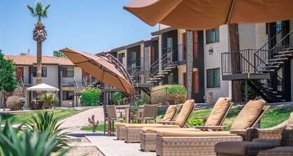 217 Fully Furnished 1BR Suite-Outdoor Pool! by RedAwning