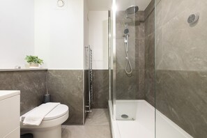 Apartment | Badezimmer | Kostenlose Toilettenartikel, Haartrockner, Handtücher, Seife