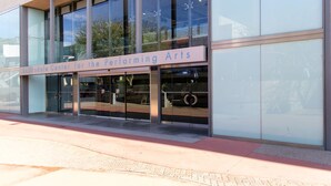 Het Scottsdale Center for the Performing Arts met grote glasramen en een helder zicht op het interieur.