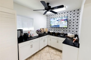 Apartment, 1 Bedroom | Private kitchen | Fridge, oven, stovetop, coffee/tea maker
