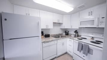 Apartment, 1 Bedroom | Private kitchen | Fridge, oven, stovetop, coffee/tea maker