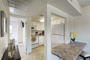 Íbúð - 1 svefnherbergi | Einkaeldhús | Ísskápur, bakarofn, eldavélarhellur, kaffivél/teketill