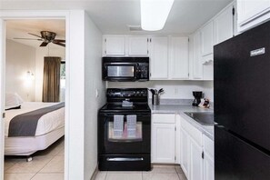 Apartment, 1 Bedroom | Private kitchen | Fridge, oven, stovetop, coffee/tea maker