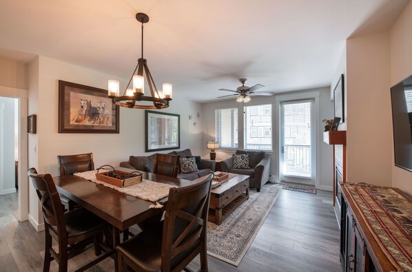 Condo, 2 Bedrooms | Dining