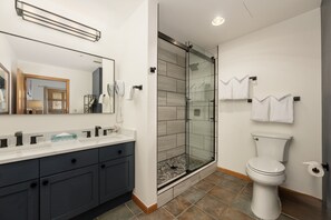 Condo, 2 quartos | Banheiro | Toalhas de banho 