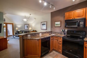Private kitchen - Zephyr Mountain Lodge, Condo | 2 bedroom Continental Divide Views (Select Rated Condo 2608) (Winter Park)
