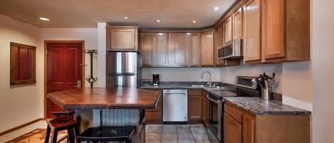 Condo, 2 habitaciones | Cocina privada | Refrigerador, horno, cafetera y tetera y tostadora