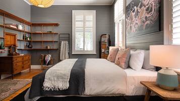 5 bedrooms, iron/ironing board, Internet, bed sheets