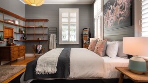 5 bedrooms, iron/ironing board, Internet, bed sheets