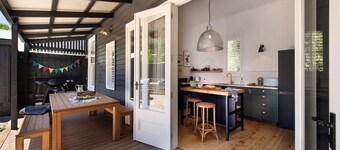 The Elm Tree- Designer Home in the heart of Daylesford
