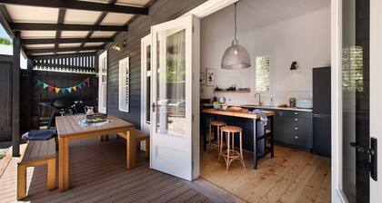 The Elm Tree- Designer Home in the heart of Daylesford