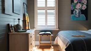 5 bedrooms, iron/ironing board, Internet, bed sheets - The Elm Tree- Designer Home in the heart of Daylesford (Daylesford)