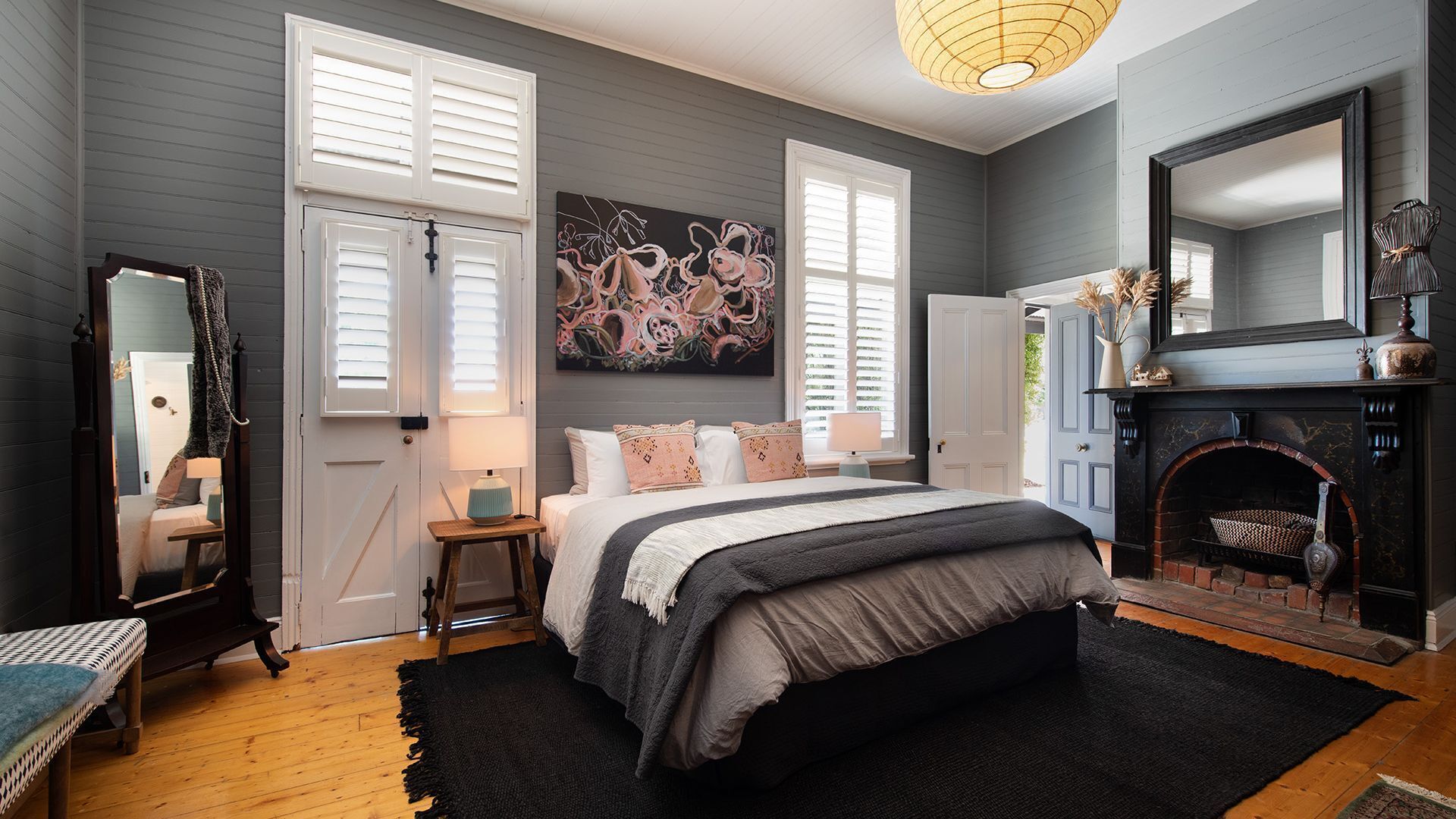 5 bedrooms, iron/ironing board, Internet, bed sheets