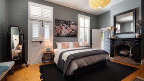 5 bedrooms, iron/ironing board, Internet, bed sheets - The Elm Tree- Designer Home in the heart of Daylesford (Daylesford)