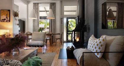 The Elm Tree- Designer Home in the heart of Daylesford