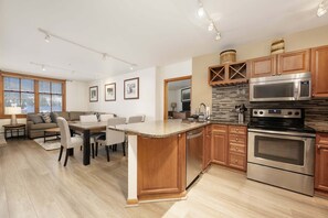 Apartment, 2 Schlafzimmer | Eigene Küche | Kühlschrank, Ofen, Wasserkocher mit Kaffee-/Teezubehör, Toaster