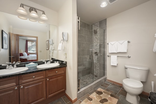Condo, 2 habitaciones | Baño | Toallas