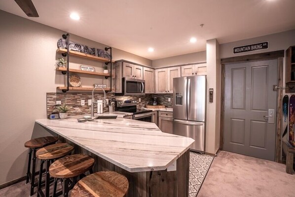 Condo, 1 habitación | Cocina privada | Refrigerador, horno, cafetera y tetera y tostadora 