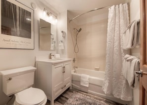 Condo, 2 habitaciones | Baño | Toallas